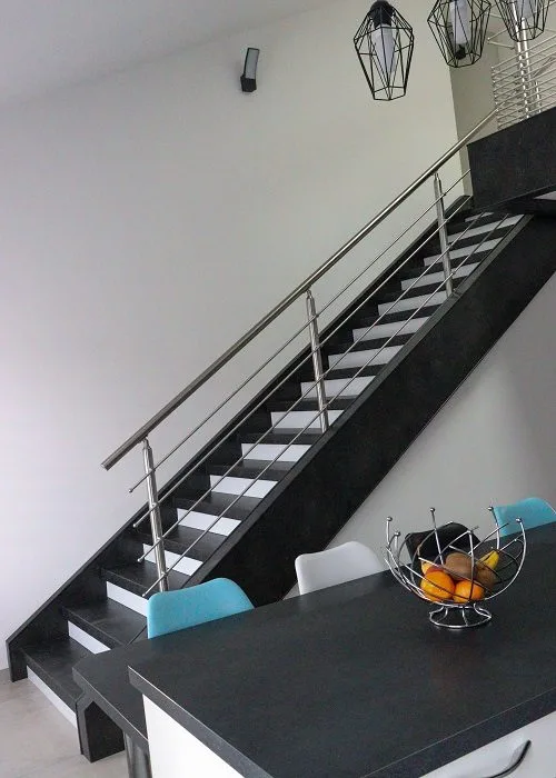 Recouvrement stratifié sur escalier en bois