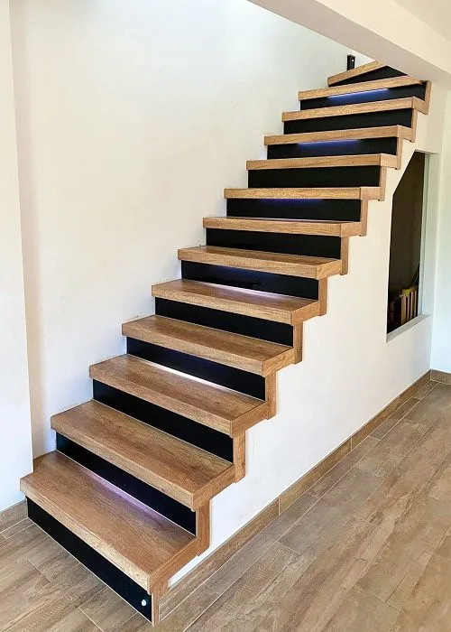 Recouvrement stratifié sur escalier en métal
