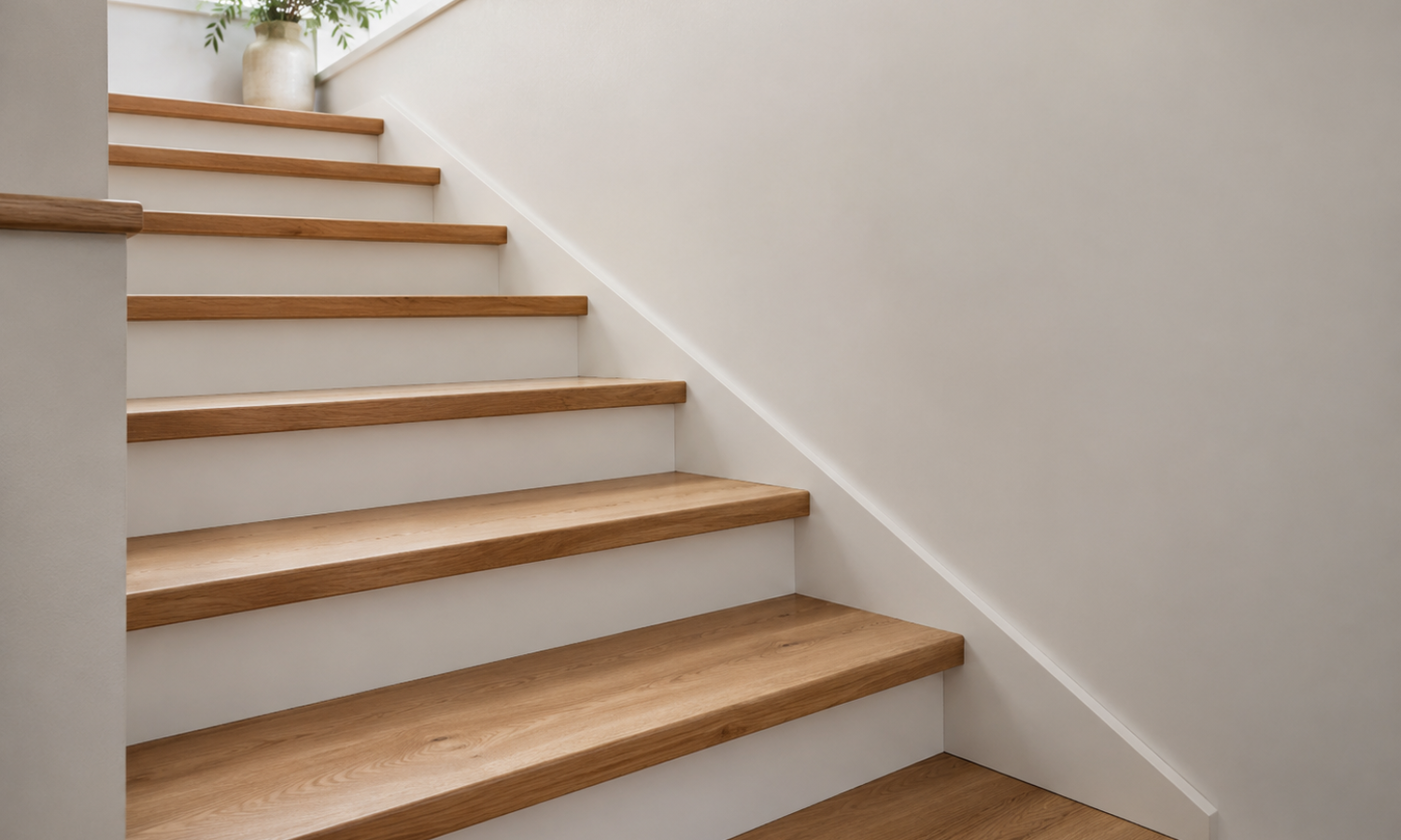Ambiance d'un escalier bois et blanc