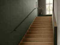 Montée d'escalier avec un mur vert