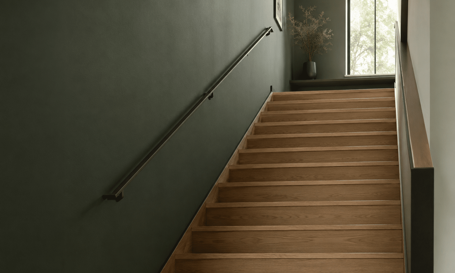 Montée d'escalier avec un mur vert